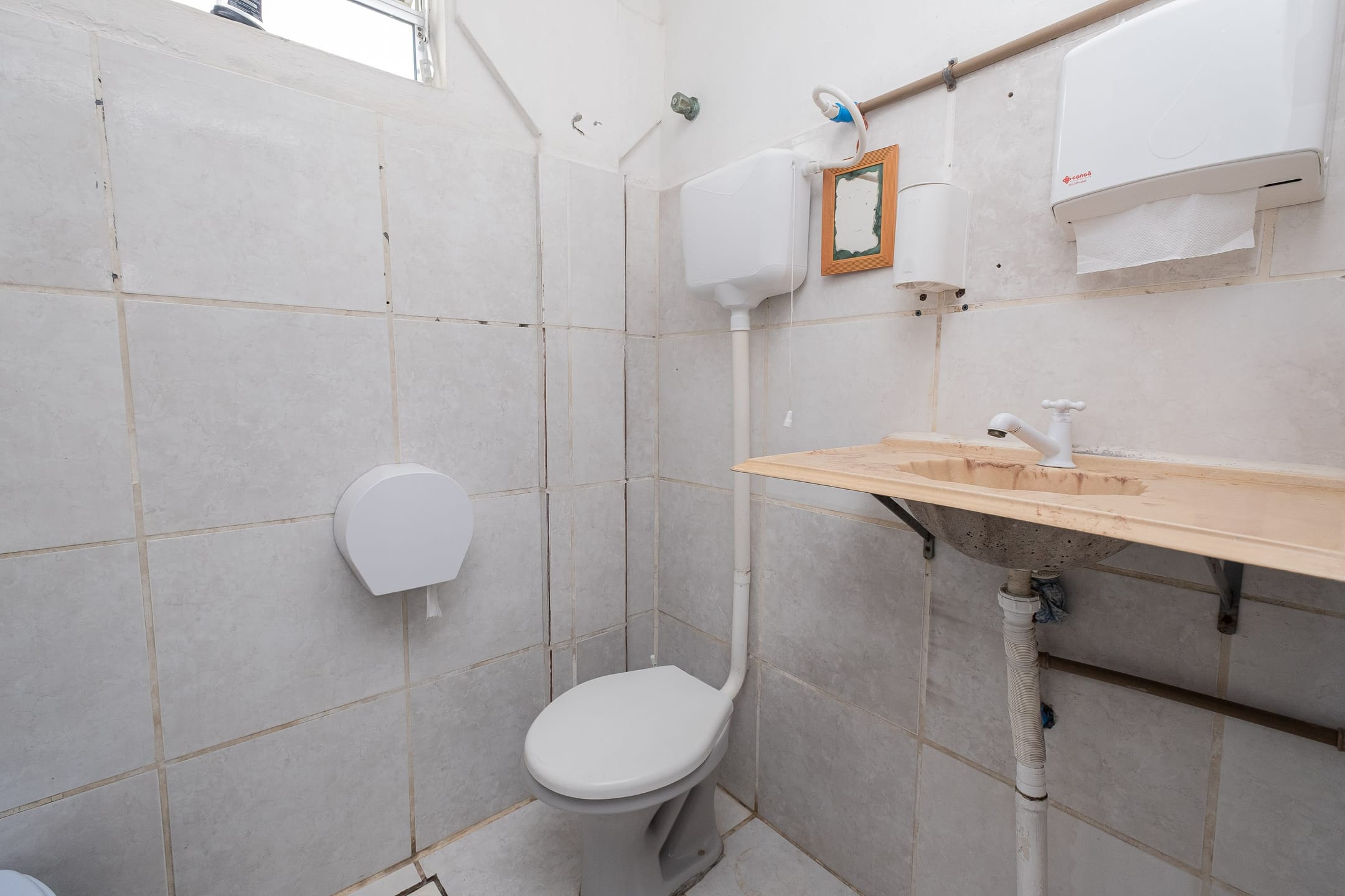 Prédio à venda nas Três Vendas, Pelotas - 520 m², 4 banheiros, mezanino, piso cerâmico, sistema de alarme e amplo terreno. - 13