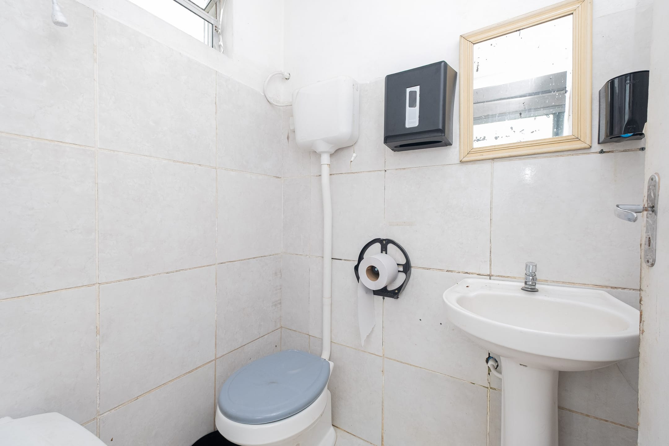 Prédio à venda nas Três Vendas, Pelotas - 520 m², 4 banheiros, mezanino, piso cerâmico, sistema de alarme e amplo terreno. - 14