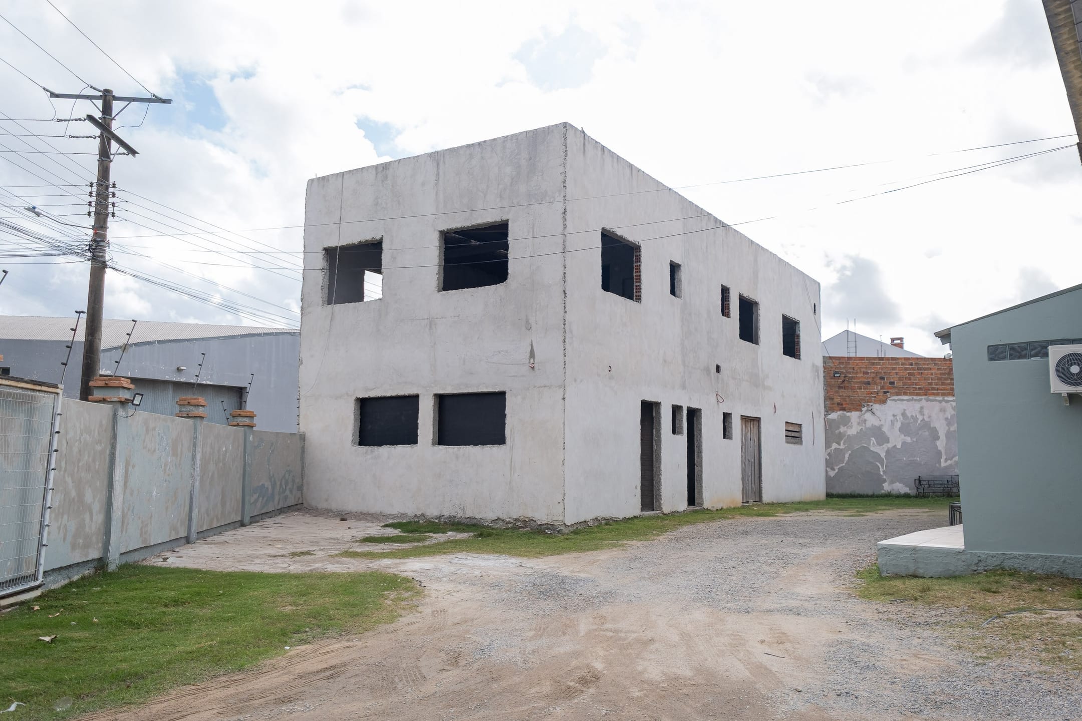 Prédio à venda nas Três Vendas, Pelotas - 520 m², 4 banheiros, mezanino, piso cerâmico, sistema de alarme e amplo terreno. - 6