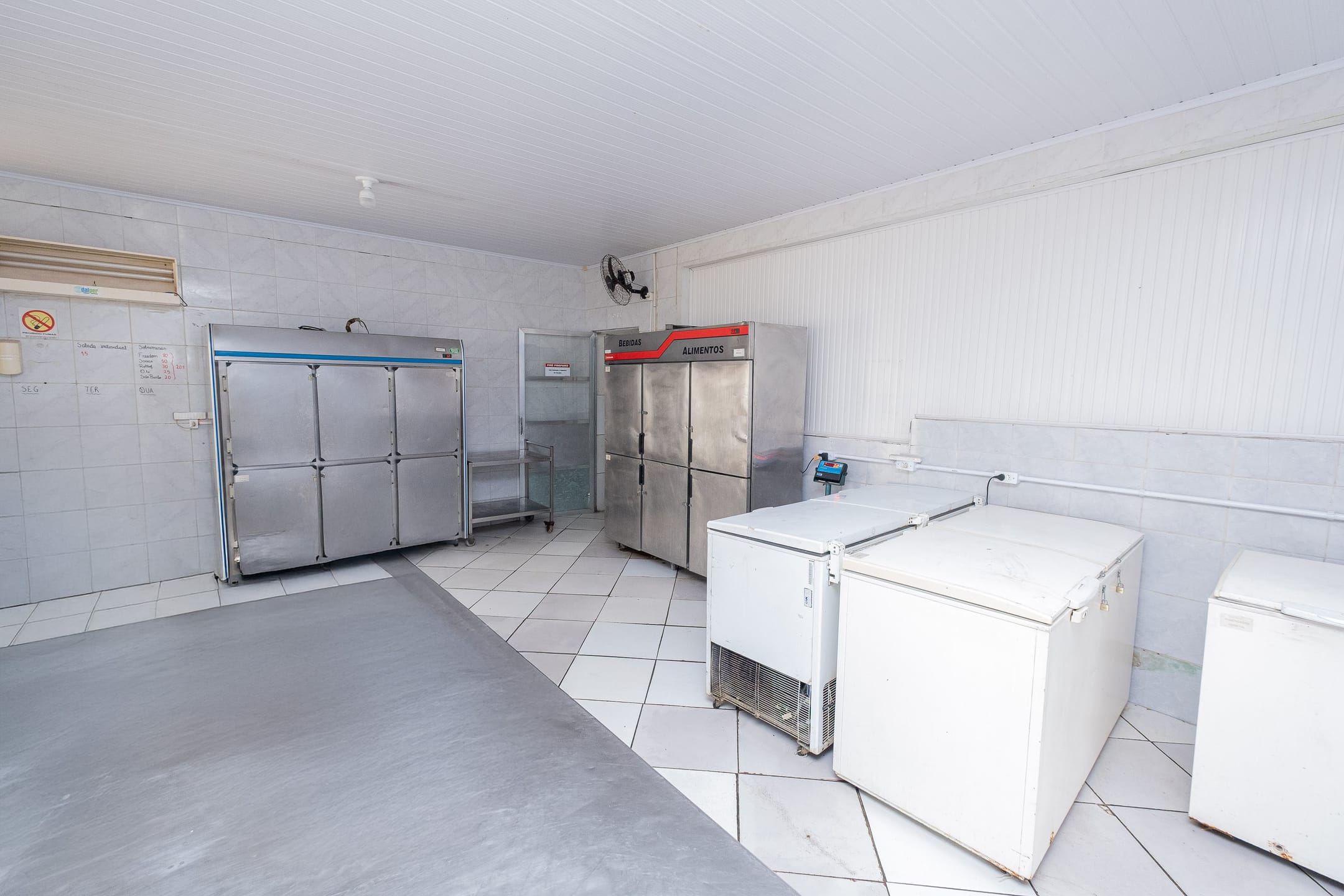 Prédio à venda nas Três Vendas, Pelotas - 520 m², 4 banheiros, mezanino, piso cerâmico, sistema de alarme e amplo terreno. - 7