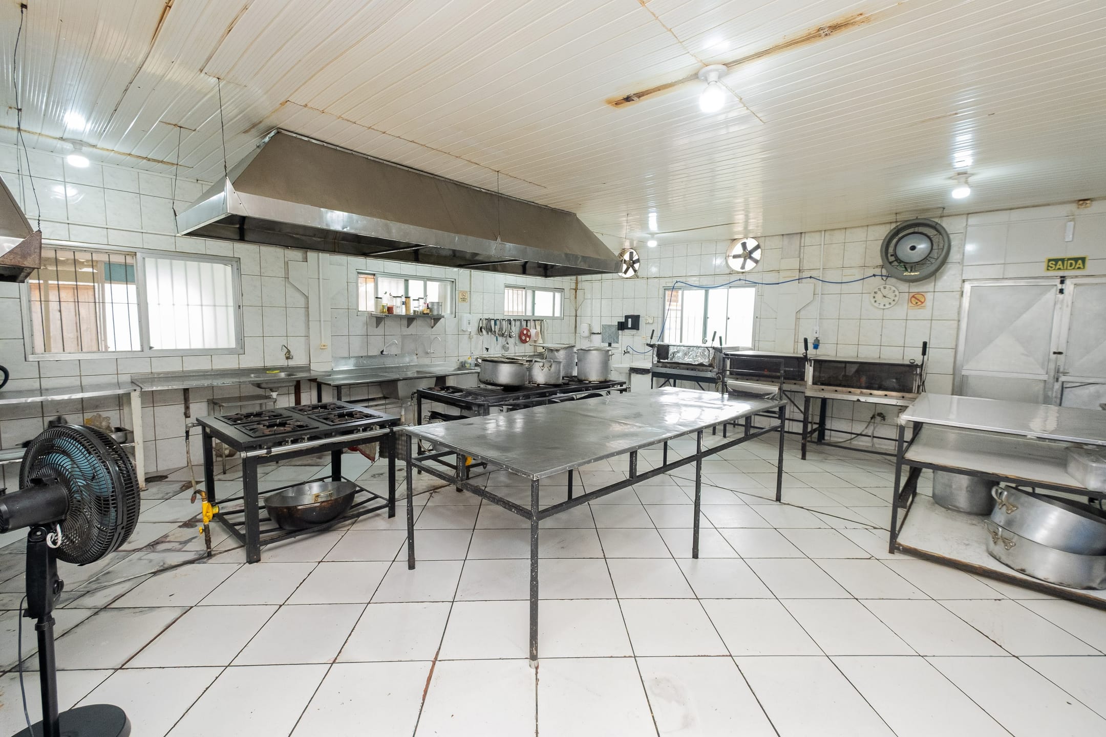 Prédio à venda nas Três Vendas, Pelotas - 520 m², 4 banheiros, mezanino, piso cerâmico, sistema de alarme e amplo terreno. - 8