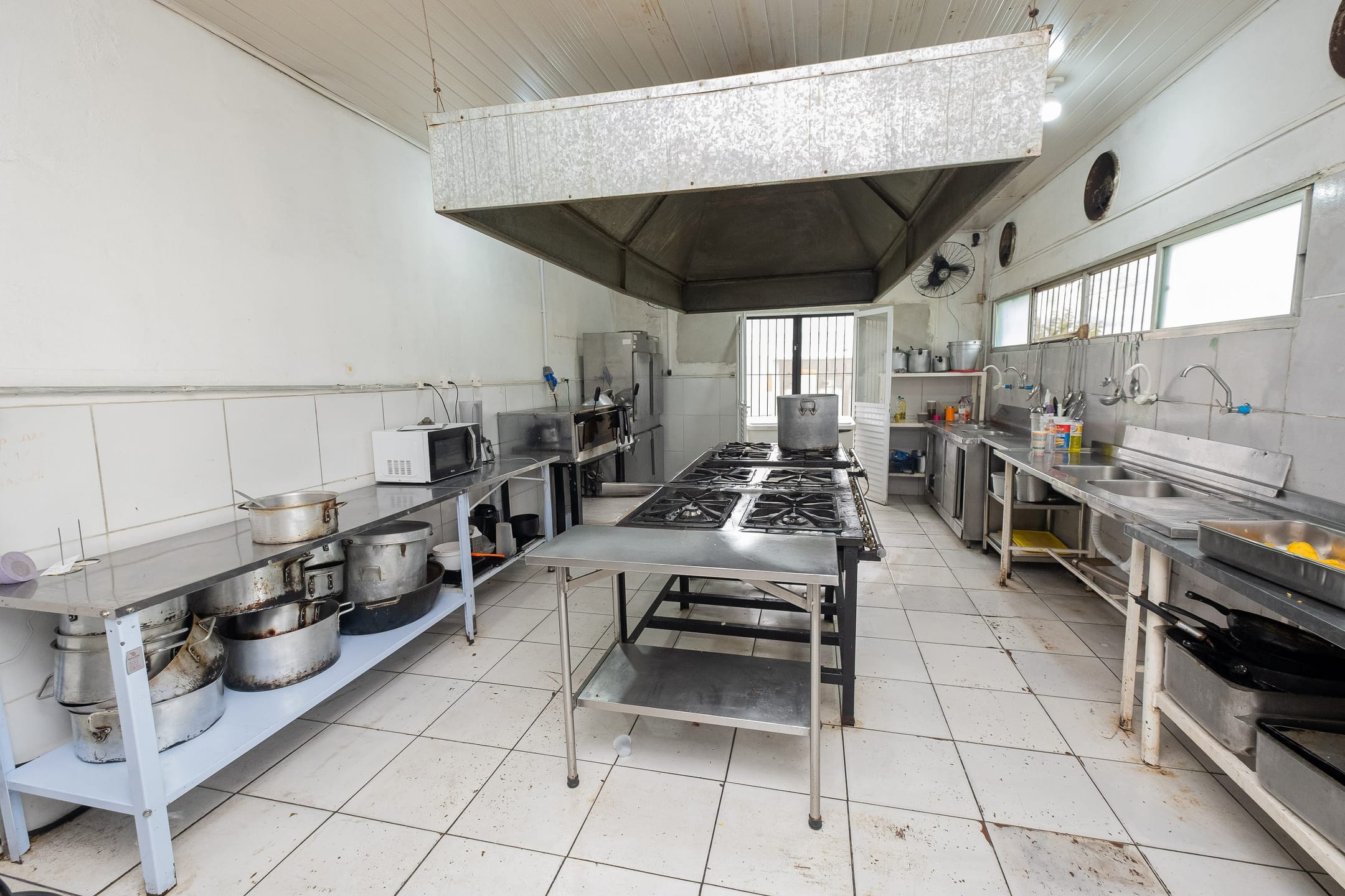 Prédio à venda nas Três Vendas, Pelotas - 520 m², 4 banheiros, mezanino, piso cerâmico, sistema de alarme e amplo terreno. - 9