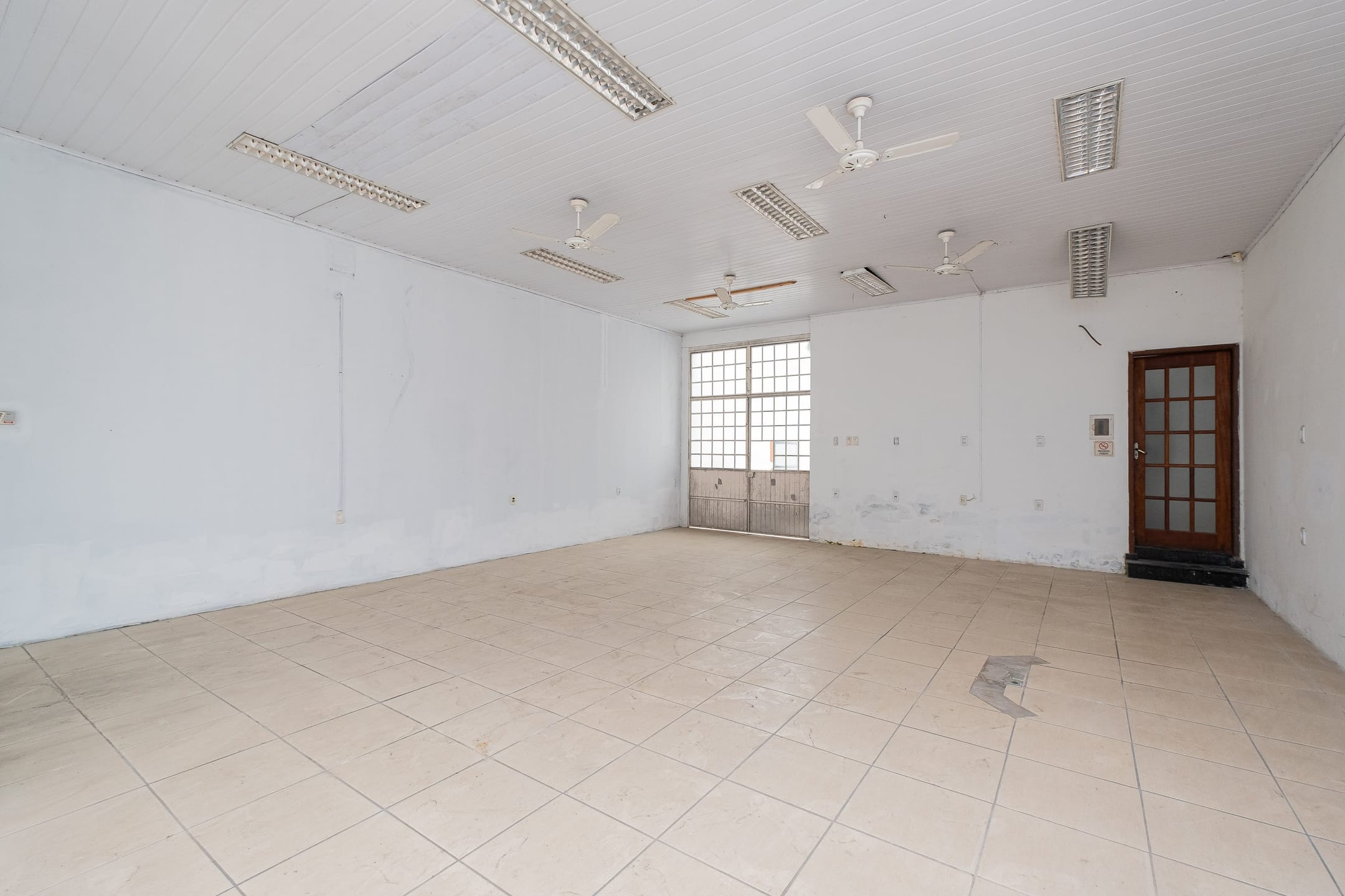 Prédio à venda na Rua General Osório, Centro - 294 m², 2 banheiros, piso cerâmico e pátio aos fundos.