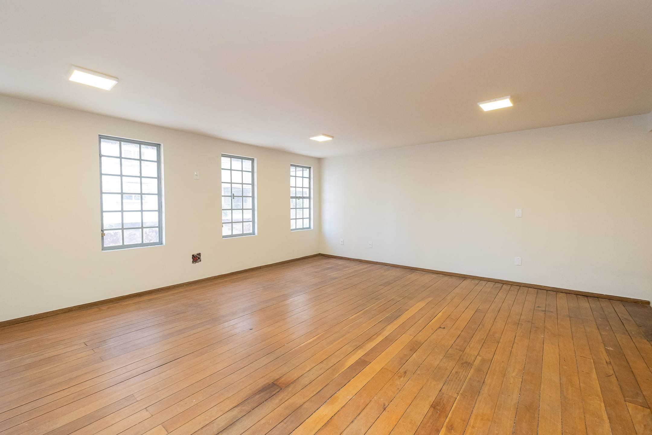 Prédio à venda no centro de Pelotas - 98 m², 2 banheiros, churrasqueira, mezanino e com alta visibilidade. - 10