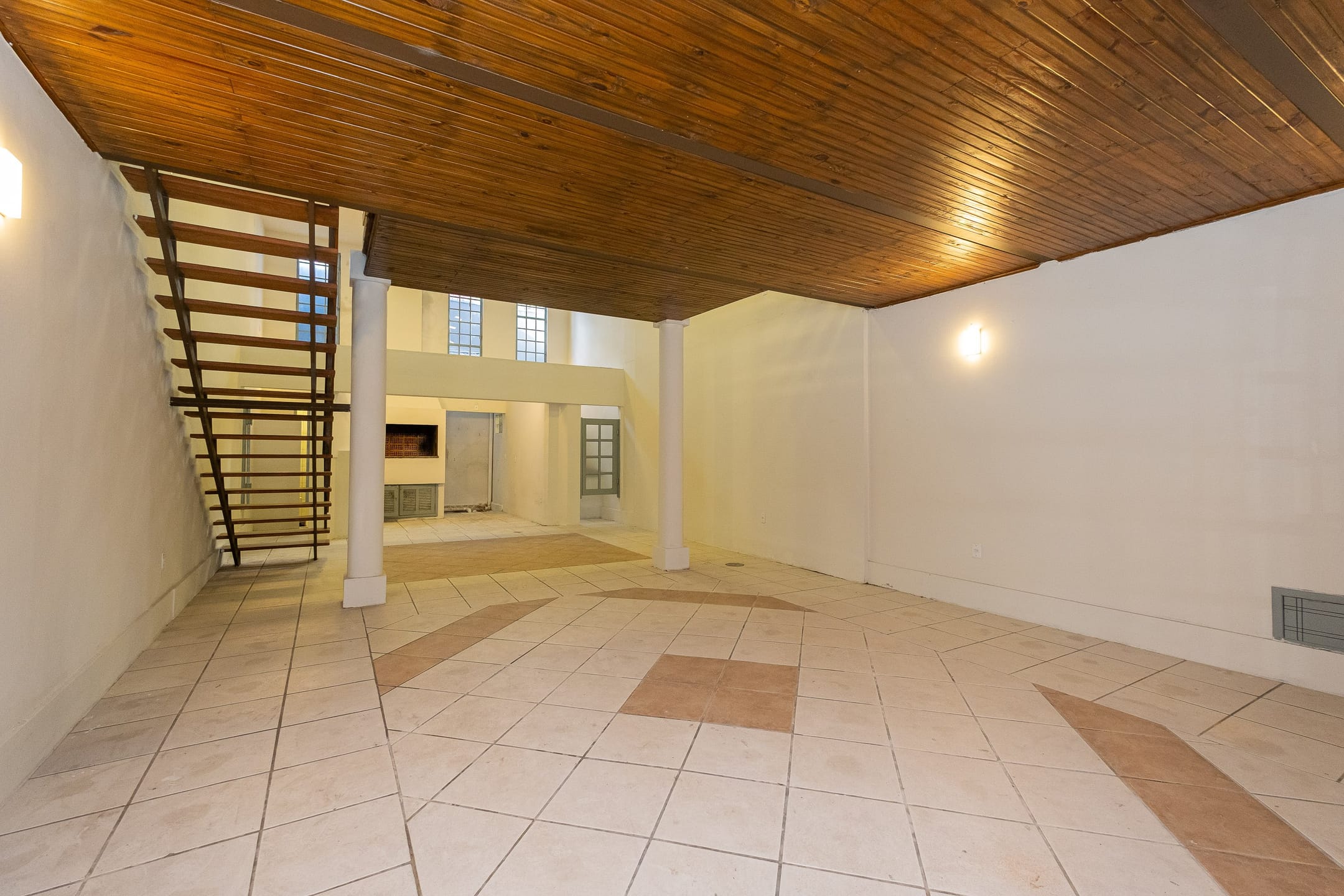 Prédio à venda no centro de Pelotas - 98 m², 2 banheiros, churrasqueira, mezanino e com alta visibilidade.