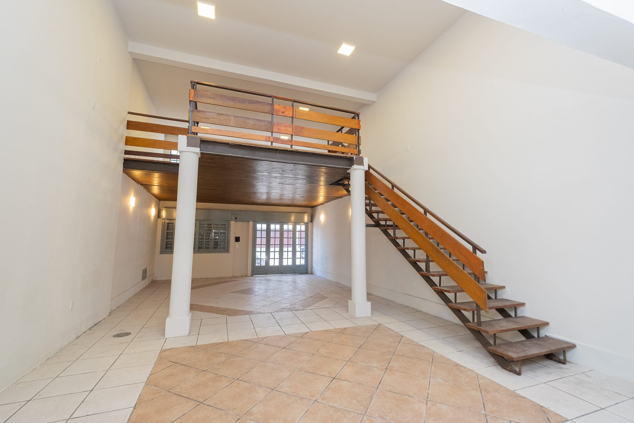 Prédio à venda no centro de Pelotas - 98 m², 2 banheiros, churrasqueira, mezanino e com alta visibilidade. - 6