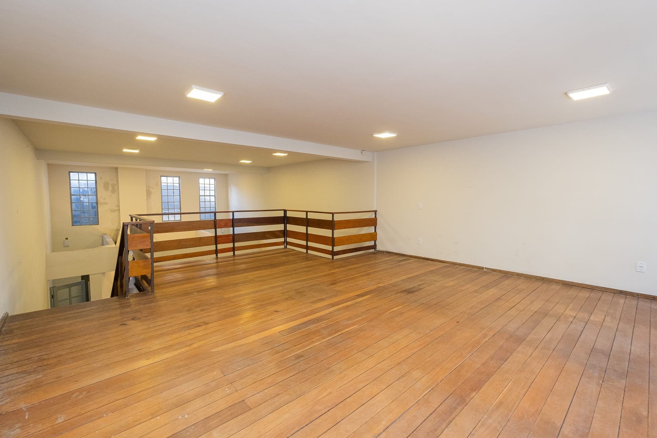 Prédio à venda no centro de Pelotas - 98 m², 2 banheiros, churrasqueira, mezanino e com alta visibilidade. - 8