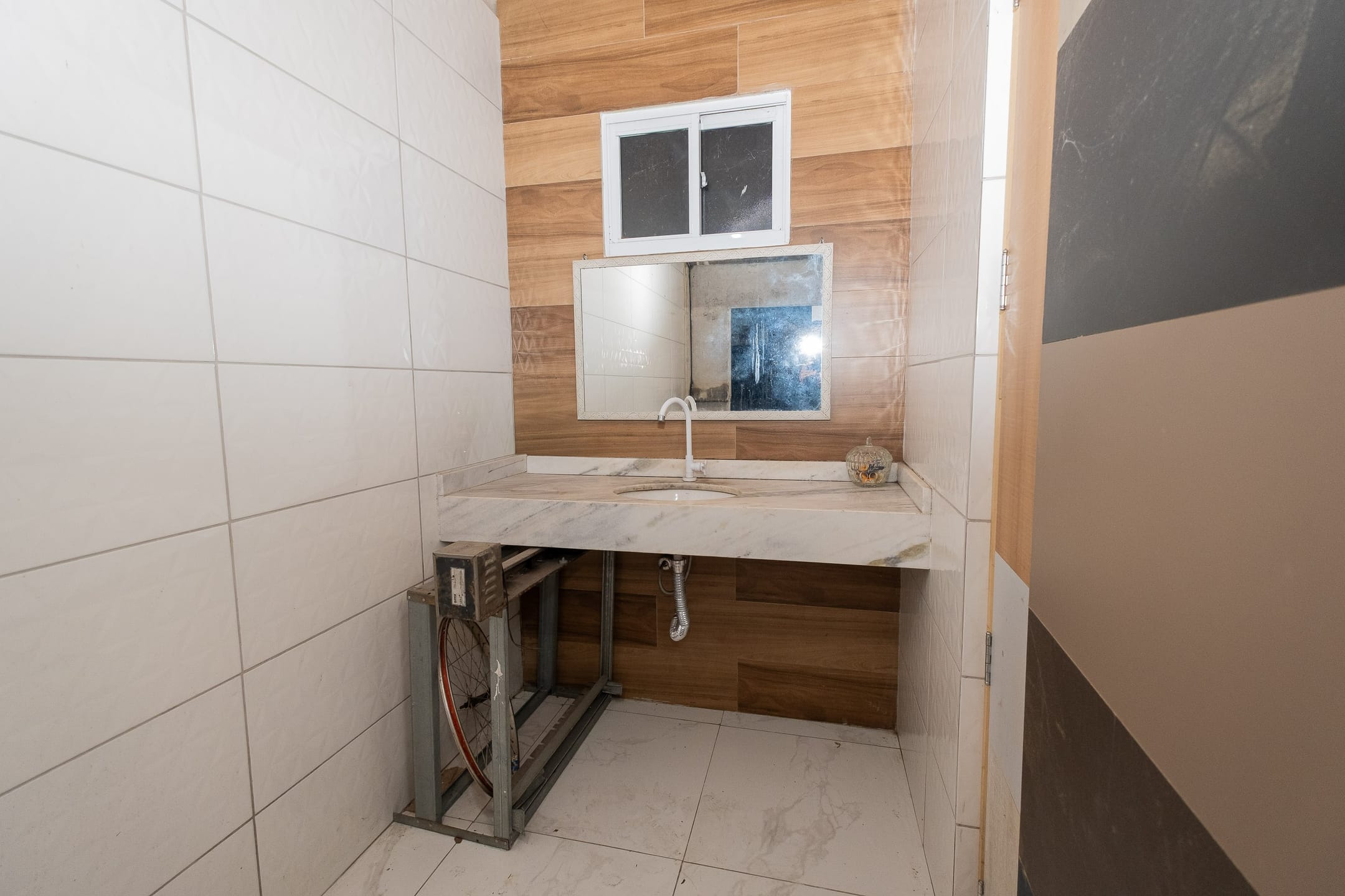 Prédio comercial na Av. Fernando Osório com 297m², mezanino, amplo pátio frontal e fundos — excelente visibilidade, ideal para seu negócio | Locação - 7