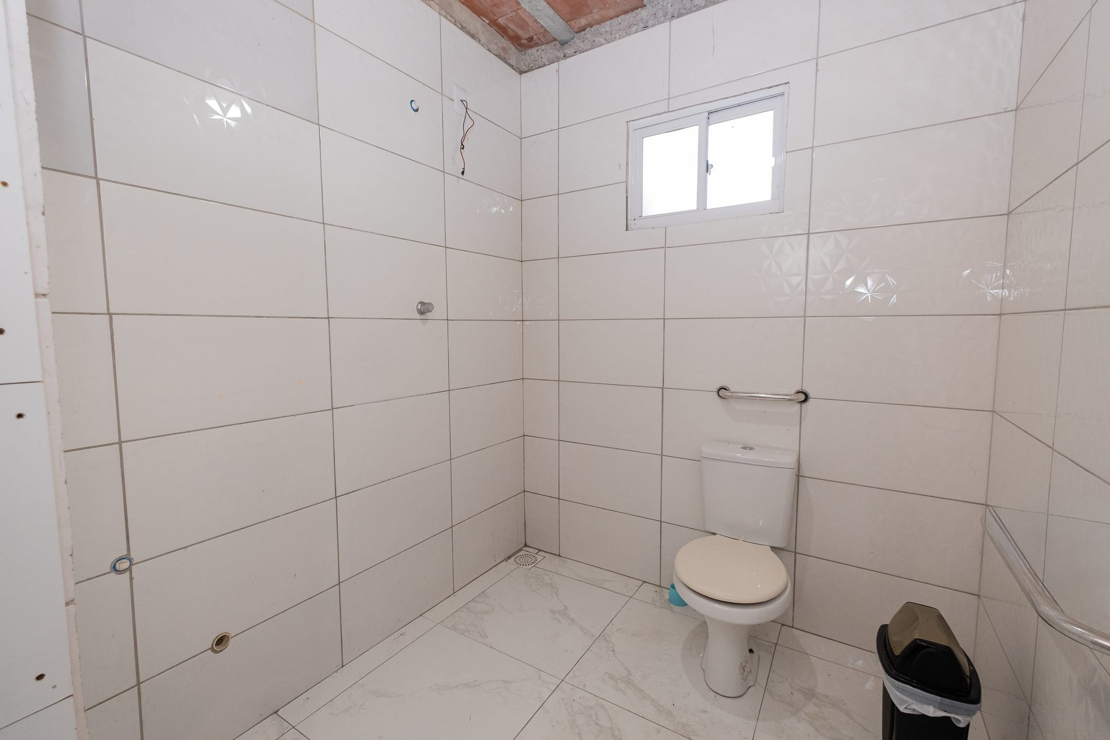 Prédio comercial na Av. Fernando Osório com 297m², mezanino, amplo pátio frontal e fundos — excelente visibilidade, ideal para seu negócio | Locação - 8