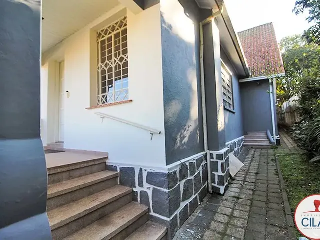 Prédio 4 quartos e 2 banheiros, para alugar, no bairro Mercês em Curitiba