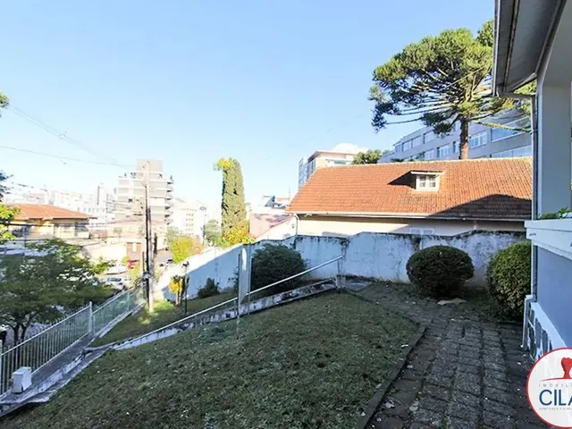 Prédio 4 quartos e 2 banheiros, para alugar, no bairro Mercês em Curitiba