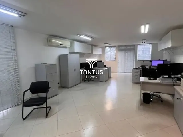 Prédio com 856m², para alugar, no bairro Mercês em Curitiba