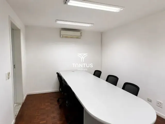 Prédio com 856m², para alugar, no bairro Mercês em Curitiba