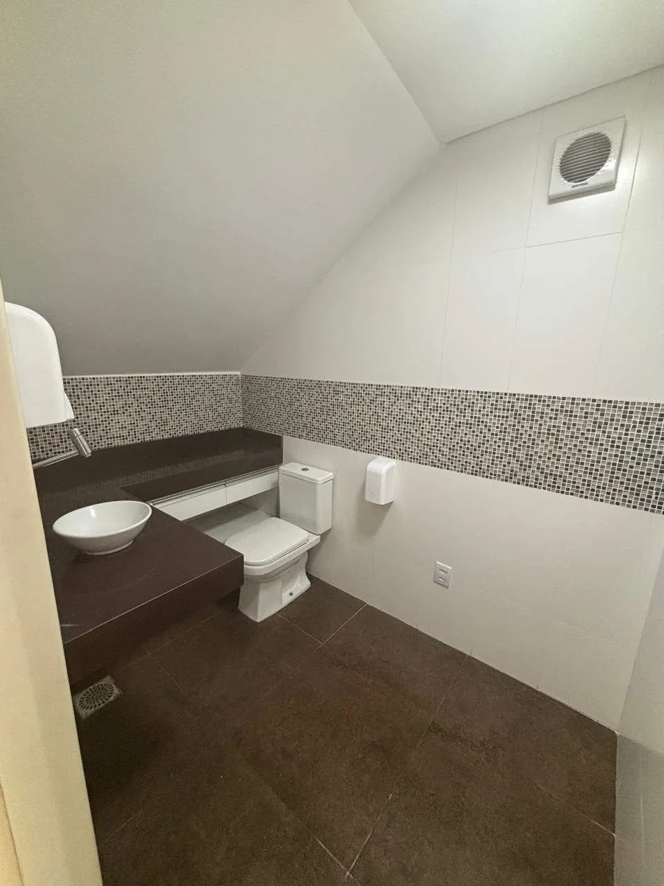 Prédio Comercial para Locação no Centro de Pelotas RS com Excelente Localização, Amplo Espaço e Fácil Acesso Comercial - 12