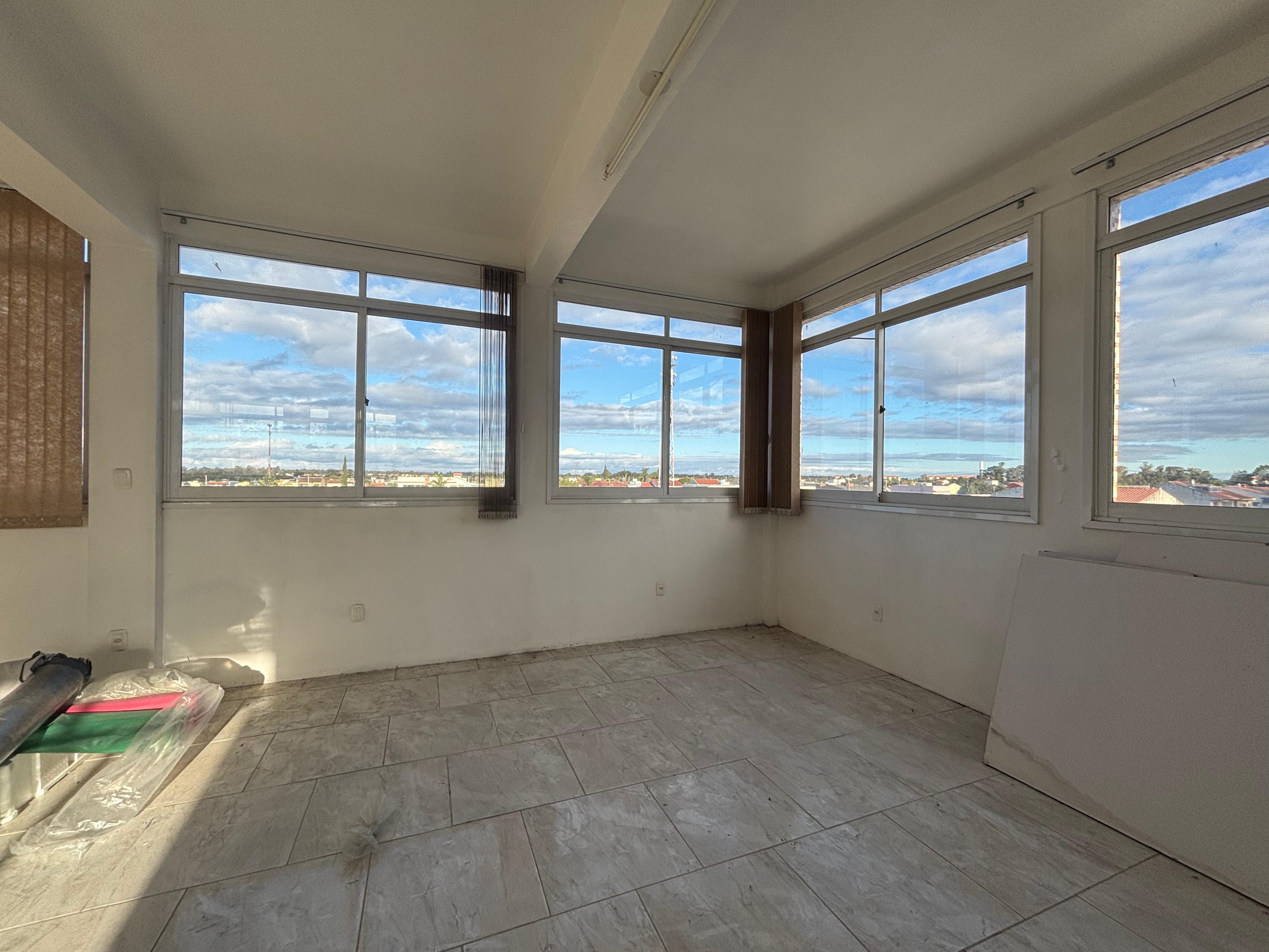 Prédio à venda no Arco-íris, Areal - 645 m², 3 salas amplas, estrutura versátil, ótima posição solar e localizado próximo ao CAVG. - 9