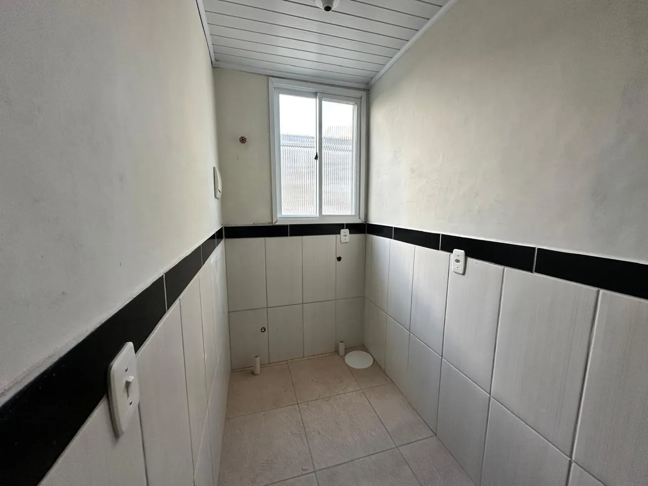 Prédio comercial a venda no Fragata, Pelotas - 440m², estrutura de uso misto, excelente ponto logístico e 3 apartamentos para renda imediata. - 13