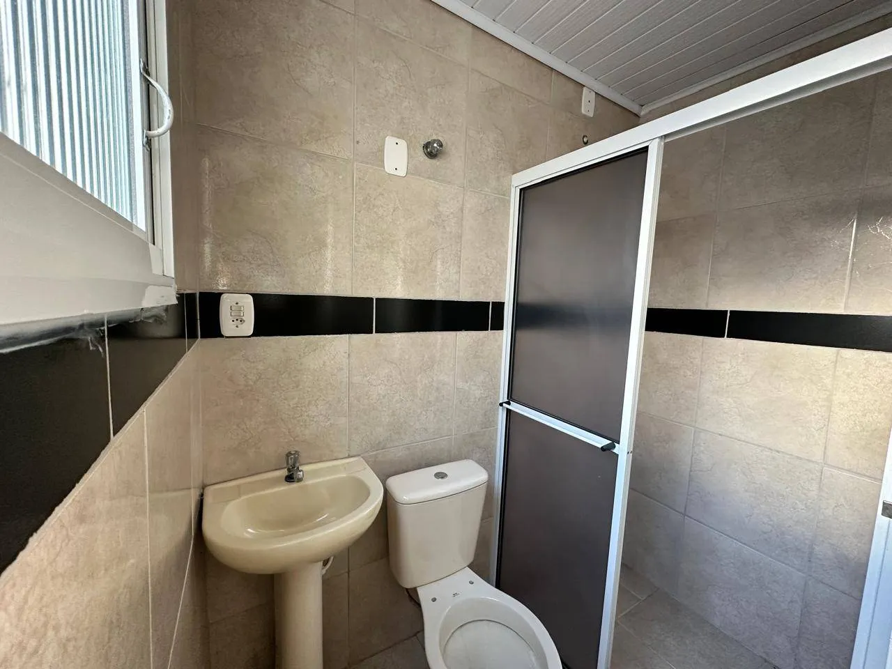 Prédio comercial a venda no Fragata, Pelotas - 440m², estrutura de uso misto, excelente ponto logístico e 3 apartamentos para renda imediata. - 21