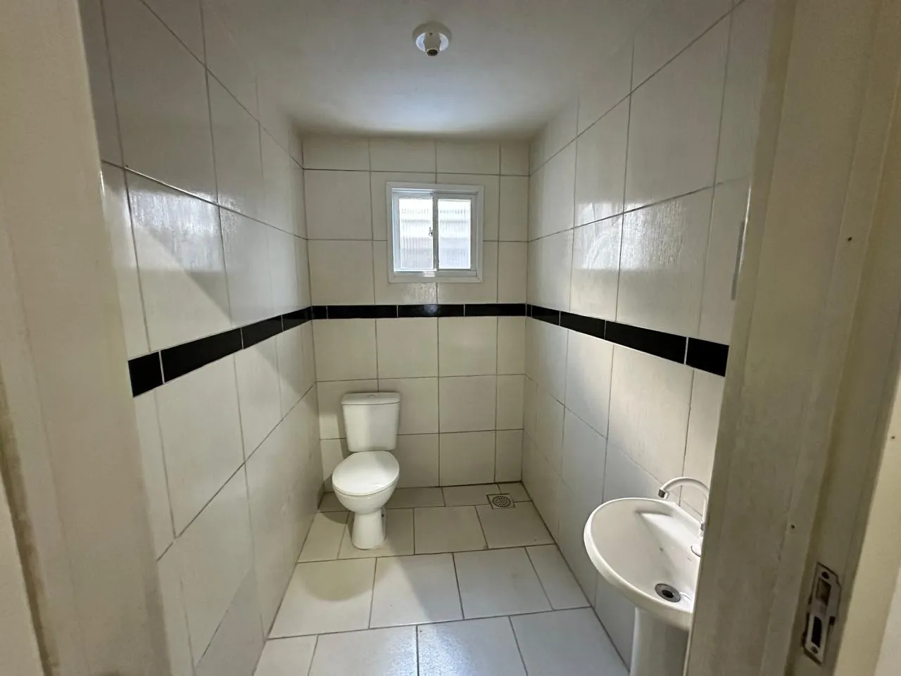 Prédio comercial a venda no Fragata, Pelotas - 440m², estrutura de uso misto, excelente ponto logístico e 3 apartamentos para renda imediata. - 23