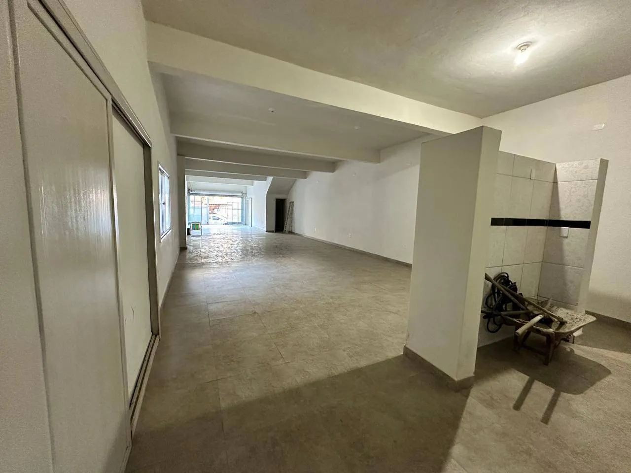 Prédio comercial a venda no Fragata, Pelotas - 440m², estrutura de uso misto, excelente ponto logístico e 3 apartamentos para renda imediata. - 6