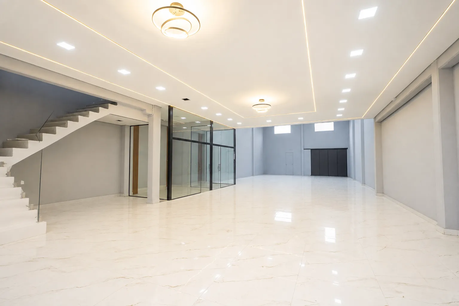 Prédio comercial à venda na Zona Norte de Pelotas - 300 m², sala de reunião, mezanino e infraestrutura de segurança completa.