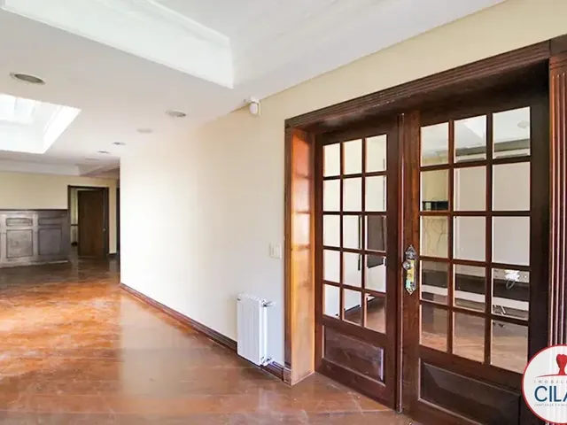 Prédio com 999m² 15 quartos e 5 banheiros, à venda, no bairro Centro em Curitiba