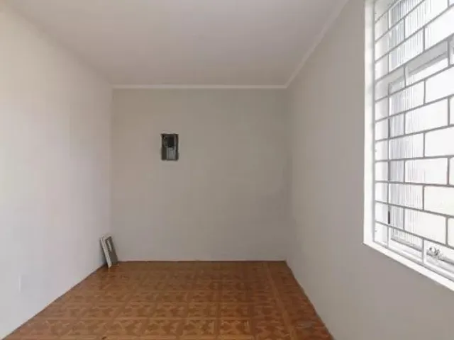 Prédio 6 quartos e 2 banheiros, para alugar, no bairro Novo Mundo em Curitiba