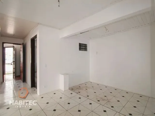 Prédio 6 quartos e 2 banheiros, para alugar, no bairro Novo Mundo em Curitiba