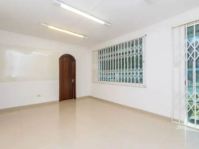 Prédio com 290m², para alugar, no bairro Cabral em Curitiba