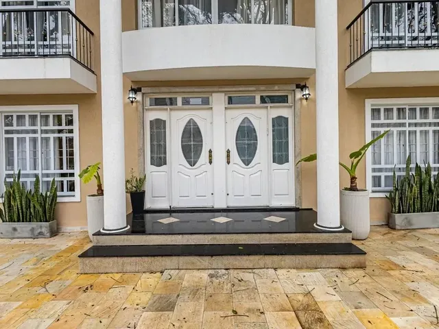 Prédio 4 quartos e 5 banheiros, à venda, no bairro Santa Felicidade em Curitiba