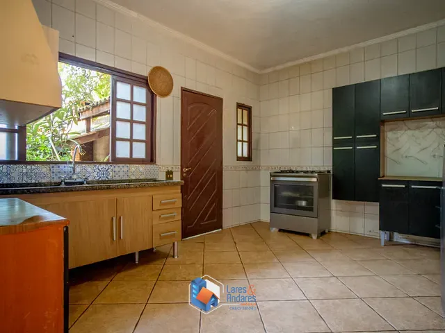Prédio com 260m², à venda, no bairro Jardim Pacaembu em Atibaia