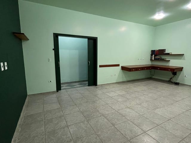 Ponto com 307m², para alugar, no bairro Centro em Taubaté