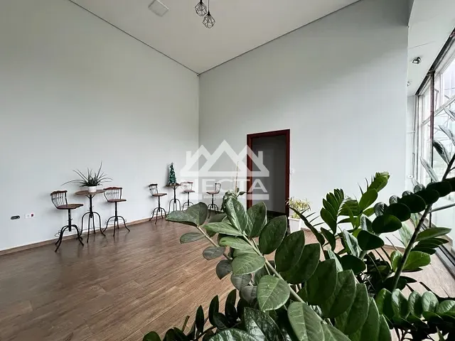 Sala com 36m², para alugar, no bairro Martim de Sá em Caraguatatuba