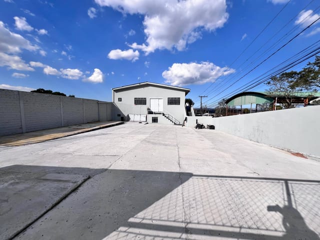Ponto Comercial para locação, 300 m² total, Estacionamento Amplo, Ideal para Depósito, Olarias - Ponta Grossa/PR