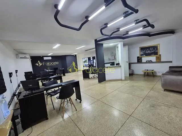 Ponto com 200m², à venda ou para alugar, no bairro Centro em Taubaté