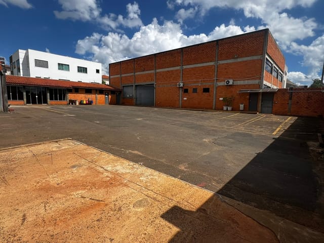 Barracão Comercial para locação, 1254 m², Refeitório amplo, Vestiário com 8 chuveiros, Jardim Carvalho.