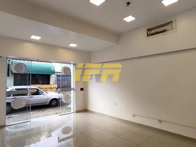 Ponto com 150m², à venda ou para alugar, no bairro Centro em Taubaté