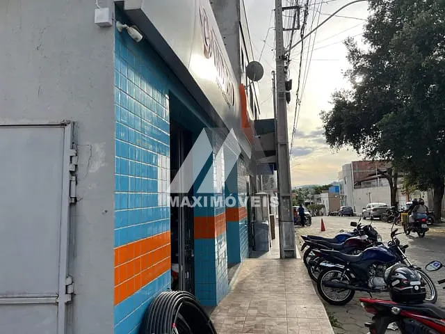 Ponto com 360m², à venda, no bairro Alto Mercado em Araçuaí