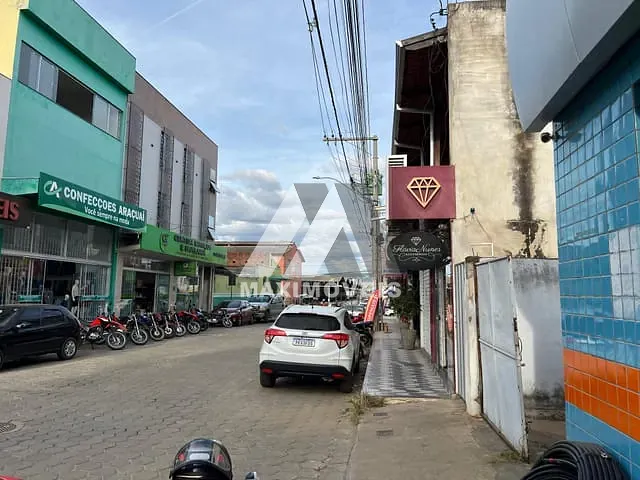 Ponto com 360m², à venda, no bairro Alto Mercado em Araçuaí