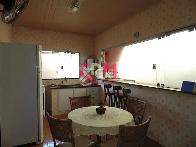 Casa com 166m², à venda, no bairro Centro em Taquaritinga