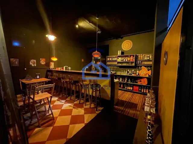 Ponto com 382m², à venda, no bairro Balneário Copacabana em Caraguatatuba