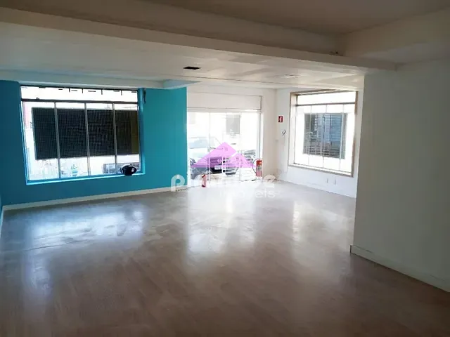 Ponto com 251m², à venda, no bairro Vila Guaianazes em São José dos Campos