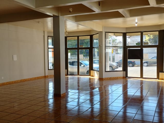 Ampla sala comercial de esquina