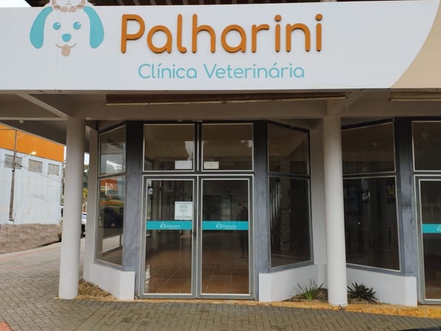 Ampla sala comercial de esquina