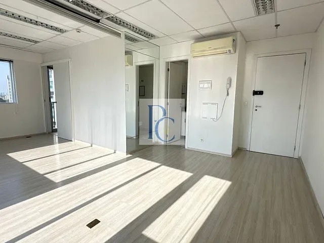 Sala à venda ou para alugar, no bairro Santo Amaro em São Paulo
