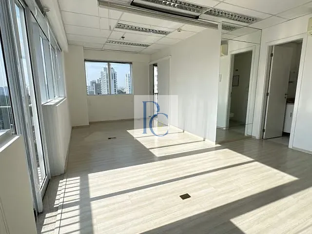 Sala à venda ou para alugar, no bairro Santo Amaro em São Paulo