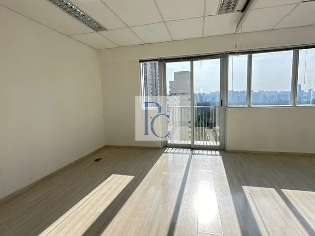 Sala à venda ou para alugar, no bairro Santo Amaro em São Paulo