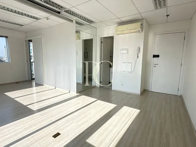 Sala à venda ou para alugar, no bairro Santo Amaro em São Paulo