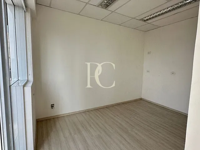 Sala à venda ou para alugar, no bairro Santo Amaro em São Paulo