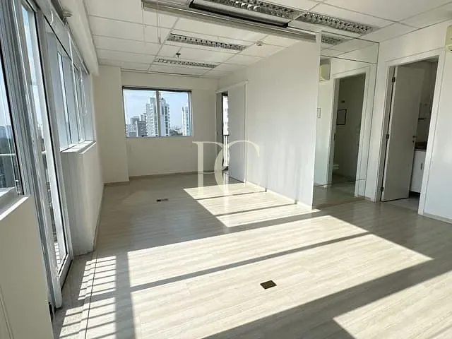 Sala à venda ou para alugar, no bairro Santo Amaro em São Paulo