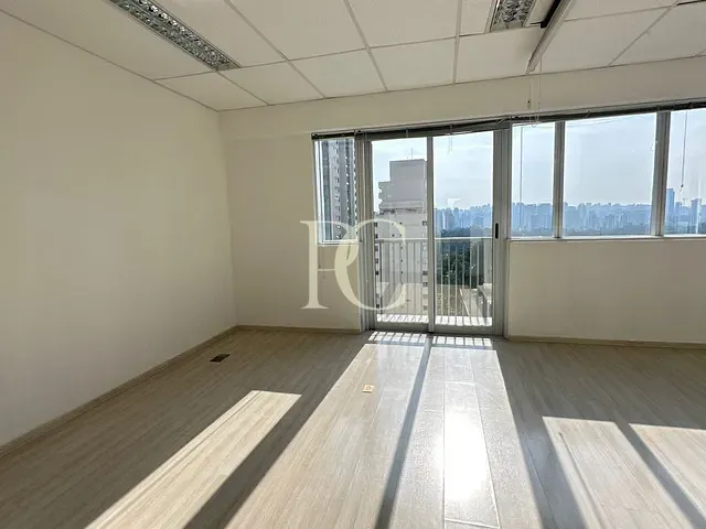 Sala à venda ou para alugar, no bairro Santo Amaro em São Paulo